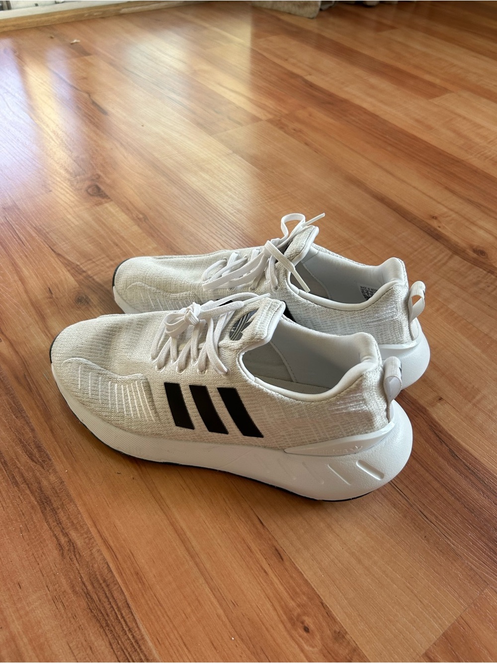 Adidas Swift Run 22 in White & Black Women’s Size 6.5 Running Gym Athletic Shoes